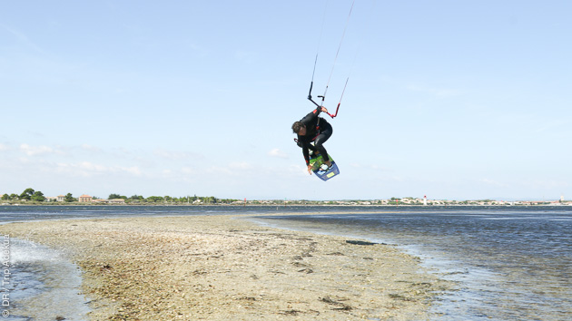 Palavas, Canet, Agde, Etang de Thau, Vias, Lac du Salagou... dans le sud de la France, l'Hérault vous ouvre les portes du kitesurf