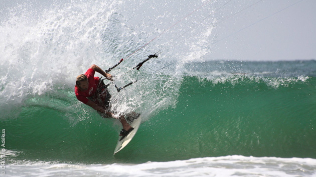 Kitesurf dans les vagues de Mancora au Pérou
