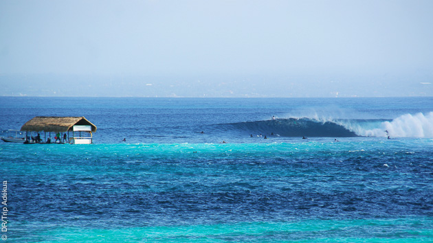 Surf de grande qualité sur Lacerator, la fameuse droite de Lembongan (Indo)