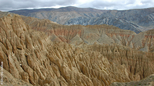 Paysages majestueux du Mustang, au Népal, pour un trek d'exception avec Trip Adékua